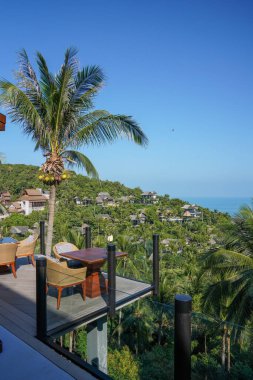 Tayland 'da il statüsü verilen tek ada olan Phuket, el değmemiş bir çevreye sahip ünlü bir tatil adasıdır..