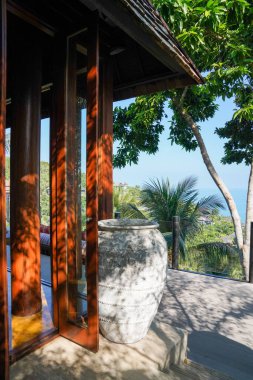 Tayland 'da il statüsü verilen tek ada olan Phuket, el değmemiş bir çevreye sahip ünlü bir tatil adasıdır..