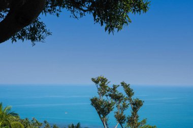 Tayland 'da il statüsü verilen tek ada olan Phuket, el değmemiş bir çevreye sahip ünlü bir tatil adasıdır..