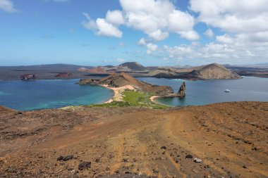 Galapagos Adaları 'nın bir parçası olan Bartolome Adası, Santiago Adası' nın doğu kıyısında küçük bir volkanik adadır.. 