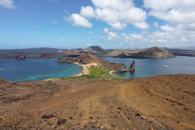 Galapagos Adaları 'nın bir parçası olan Bartolome Adası, Santiago Adası' nın doğu kıyısında küçük bir volkanik adadır.. 