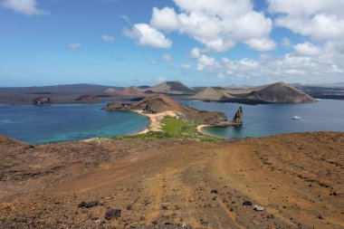 Galapagos Adaları 'nın bir parçası olan Bartolome Adası, Santiago Adası' nın doğu kıyısında küçük bir volkanik adadır.. 