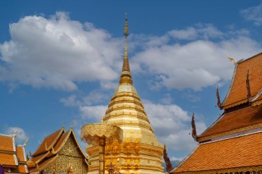 Paris, Fransa 'daki Seine nehrinin kıyısında batan güneş ve gün batımı