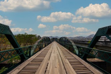 Paris, Fransa 'daki Seine nehrinin kıyısında batan güneş ve gün batımı