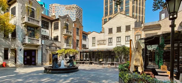 Xintiandi, Şangay 'ın tarihi ve kültürel özellikleri ve Çin ve batı kültürlerinin entegrasyonu ile birlikte kentsel bir turizm merkezidir..