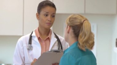 kadın doktor hasta ile konuşmak