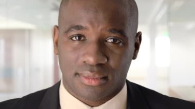 Kendine güvenen Afrikalı Amerikalı İş Adamı 'nı kapatın.