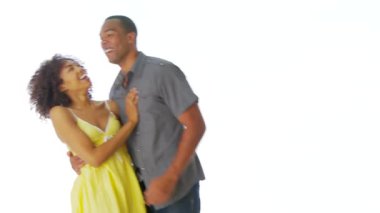 Afro-Amerikalı çift birbirlerinin gözlerinin içine bakıyorlar.