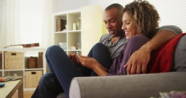 Siyah çift Smartphone birlikte kanepede kullanma