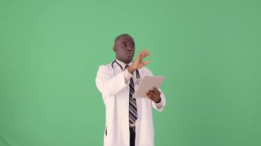 Dokunmatik ekran ve fütürist ekran kullanan Afrikalı Amerikalı Doktor