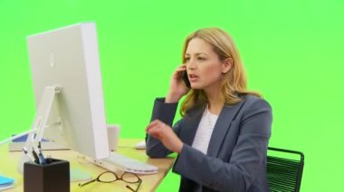İş kadını telefonda konuşuyor ve kahve içiyor