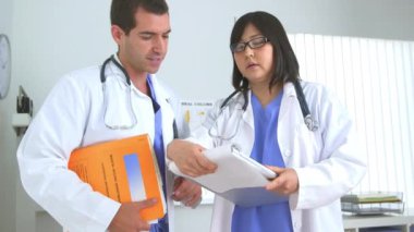 Test sonuçlarını gözden geçiren iki doktor.