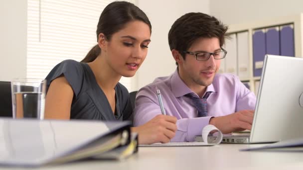 Compañeros Negocios Tomando Notas — Vídeo de stock