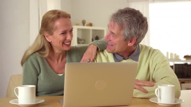 Pareja Mayor Hablando Riendo Utilizando Ordenador Portátil — Vídeos de Stock