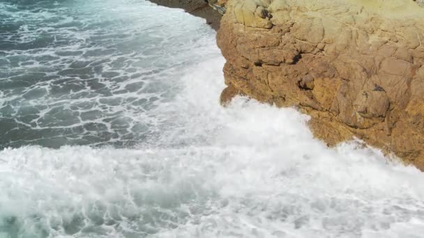 Küçük Dalgalar Yavaşça Kıyıya Vuruyor — Stok video