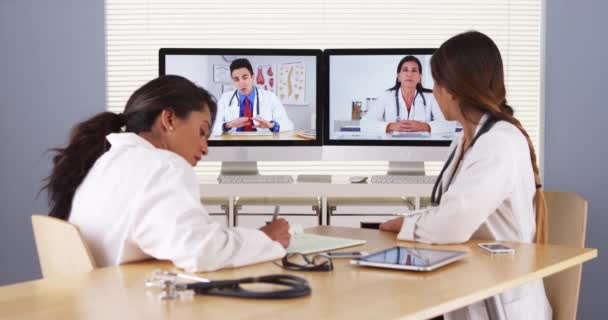 Equipe Profissional Médicos Multi Étnicos Que Têm Uma Videoconferência — Vídeo de Stock