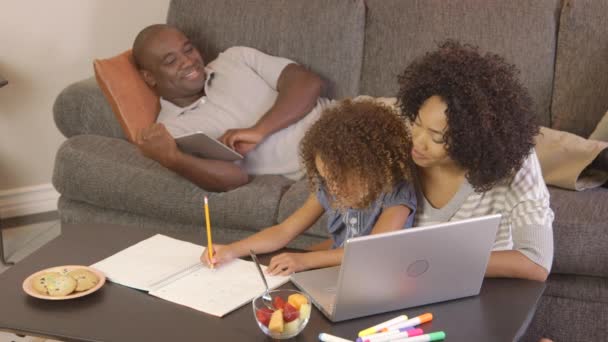 Afro Amerikaanse Familie Doet Huiswerk Met Laptop — Stockvideo