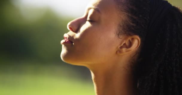 Hermosa Mujer Negra Sintiendo Sol Cara — Vídeo de stock