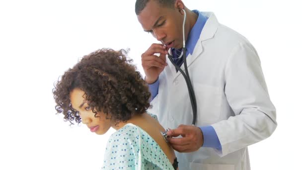 Afroamerický Lékař Vyšetřující Pacienta Stetoskopem — Stock video