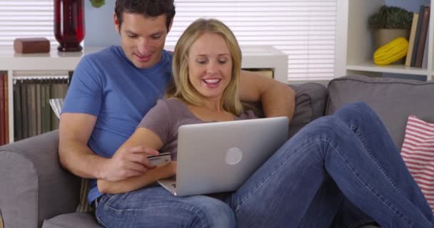 Casal Animado Para Fazer Uma Compra Online — Vídeo de Stock