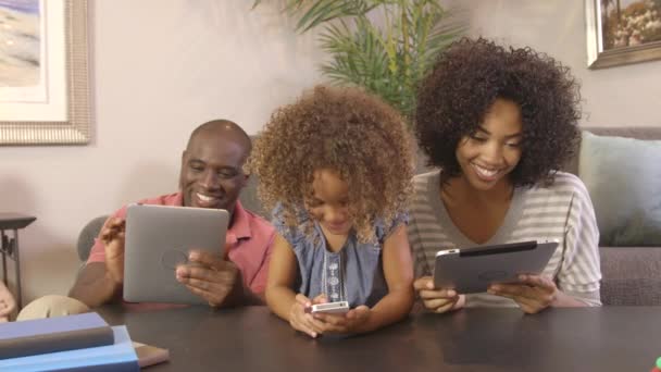 Família Afro Americana Usando Celular Tablets — Vídeo de Stock