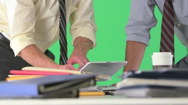 Homme Affaires Parlant Collègue Avec Une Tablette Sur Écran Vert — Video