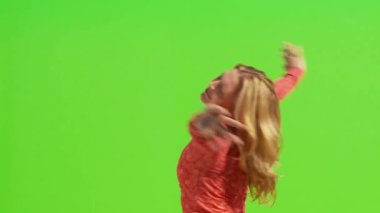 Dişi kollarını açıp gökyüzüne bakıyor.