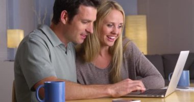 Şirin çift Tatil kaçamakları laptop arıyorum