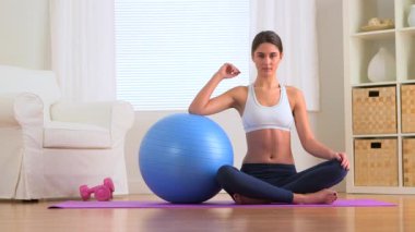 Sağlıklı bir kadın spor kıyafetlerini giyiyor.