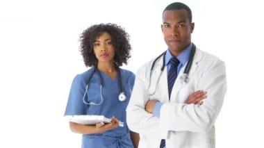 İki Afro-Amerikalı doktor kameraya bakıyor.