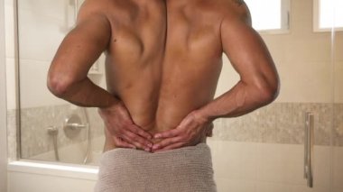 Sırtı ağrıyan bir adam