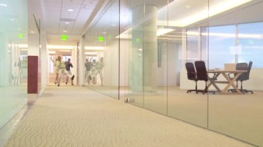 Koridorda dans eden iş adamları