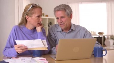 Yaşlı çift mali durumu anlamaya çalışıyor.