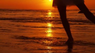 Gün batımında sahil balesi ağır çekimde