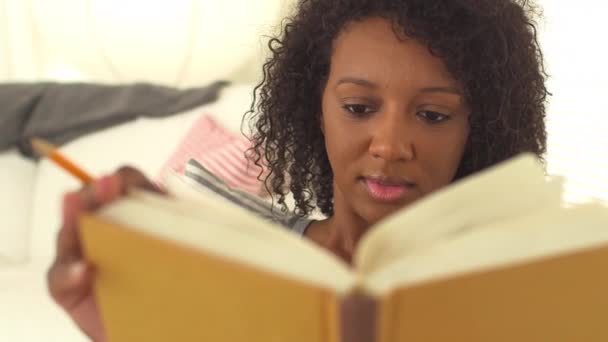 Чёрная Студентка Читает Свою Книгу — стоковое видео