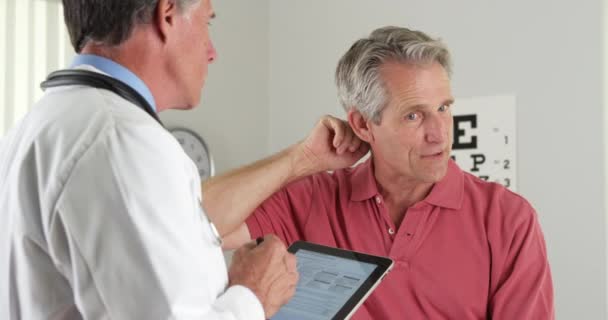 Paciente Anciano Preguntando Médico Sobre Dolor Cuello — Vídeos de Stock