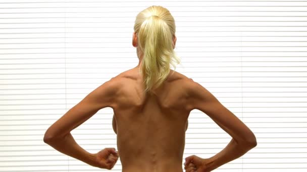 Rear View Blonde Woman Flexing Back Muscles — Stock Video