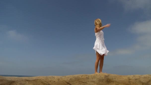 Mujer Joven Vestido Blanco Disfrutando Playa Verano — Vídeos de Stock