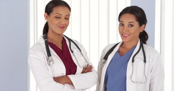 African American Hiszpanie Lekarze Uśmiechający Się Szpitalu — Wideo stockowe