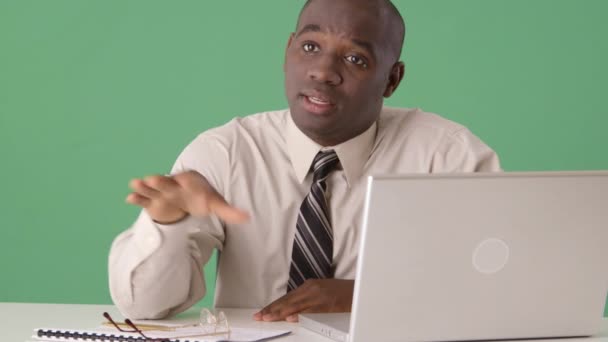 Afroamerikanischer Geschäftsmann Spricht Mit Jemandem Aus Dem — Stockvideo