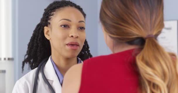 Primer Plano Del Médico Afroamericano Conversando Con Paciente — Vídeo de stock