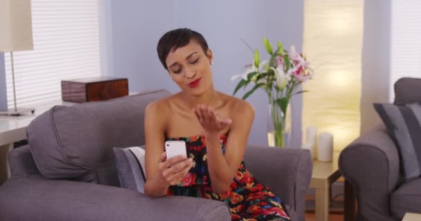 Чорна Жінка Весело Спілкується Відео Смартфоні — стокове відео