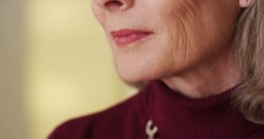 Görünümlü dış saha gülümseyen güzel olgun kadın