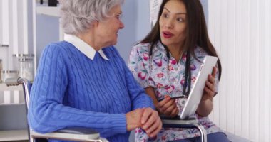 Yaşlı hasta tablet ile konuşurken samimi Meksika caregiver