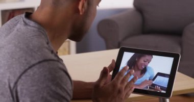 Afrikalı iş arkadaşları tabletlerde görüntülü sohbet yapıyorlar