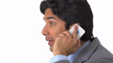 Doğu Hintli iş adamının telefonda konuştuğu yakın plan.