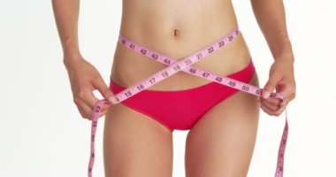 Bel ölçen seksi kadın.