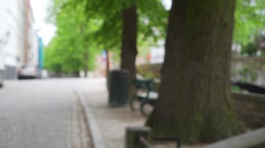 Brüj 'de kanal kenarındaki kaldırım taşı sokağının arka planında birleşik plaka var. Avrupa şehir kaldırımının bulanık video arkaplanı. 4k