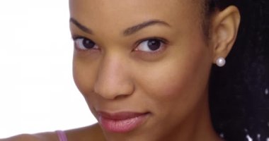 Tatlı siyah kadın kameraya gülümseyen