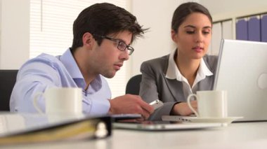 Meslektaşları mobil teknoloji kullanıyor